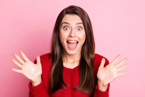 Retrato fotográfico de la sorprendida chica sorprendida mirando sonriente gritando en voz alta con ambas manos usando suéter rojo aislado sobre fondo de color rosa — Foto de Stock