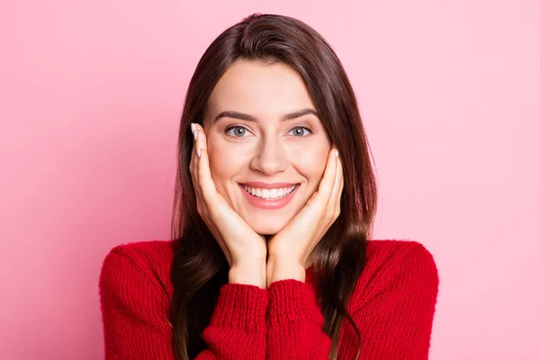 Closeup headshot foto retrato de bonito menina bonita tocando bochechas com ambas as mãos sorrindo vestindo camisola vermelha isolada no fundo cor-de-rosa — Fotografia de Stock
