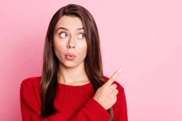 Ritratto foto di scioccato stupito giovane donna con i capelli castani indossa vestiti rossi che puntano sul copyspace isolato su sfondo di colore rosa — Foto Stock