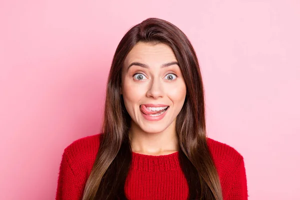 Foto ritratto di felice divertente ragazza con capelli castani mostrando lingua sorridente ingannare isolato su sfondo di colore rosa — Foto Stock