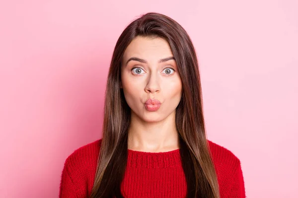 Foto portret van leuke jonge vrouw verzenden van lucht kus met mollige pruillip dragen rode outfit geïsoleerd op roze kleur achtergrond — Stockfoto