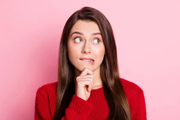 Portrét fotografie docela vinná žena student kousání ret dotýkání bradu přemýšlet o řešení problému izolované na růžové barevné pozadí — Stock fotografie