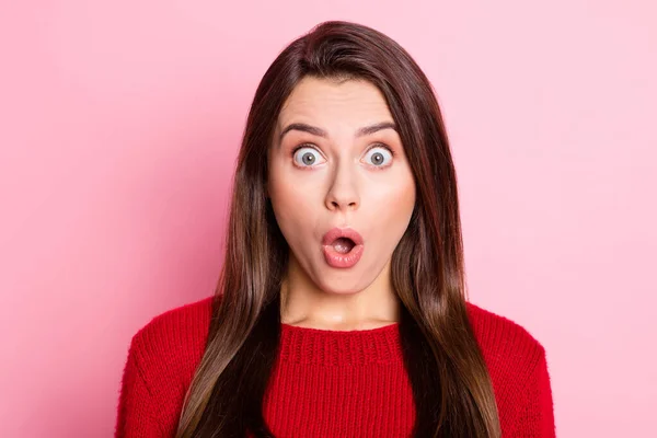 Portrait photo of shocked astonished young woman starring with opened mouth isolated on pink color background — Stock Photo, Image