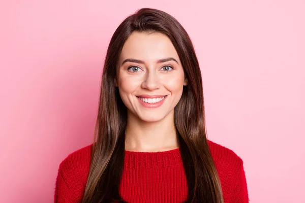 Retrato fotográfico de una hermosa estudiante con cabello liso oscuro usando suéter rojo cálido sonriendo aislado sobre fondo de color rosa — Foto de Stock