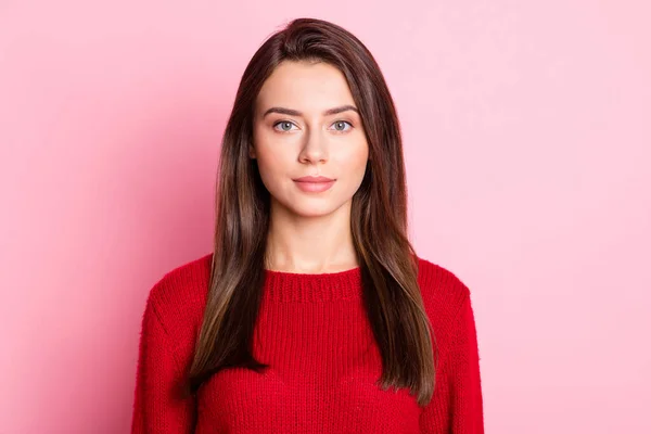 Foto ritratto di giovane calma bella ragazza con capelli lisci bruna sorridente indossare maglione casual isolato su sfondo di colore rosa — Foto Stock