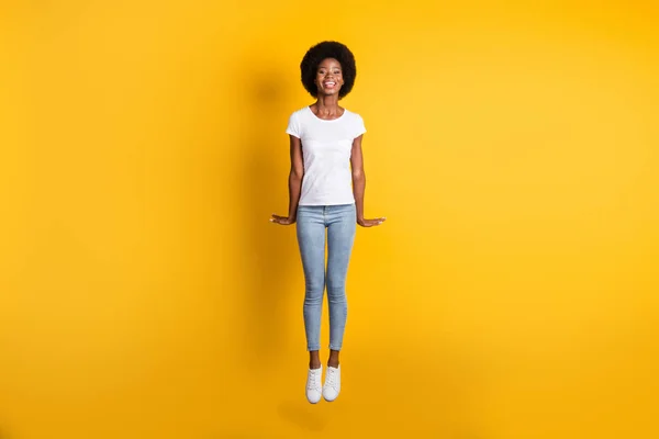 Pełna długość ciała rozmiar zdjęcie zabawnej szczęśliwej dziewczyny z czarną skórą skacząc wysoki śmiech izolowane na jasnożółtym tle koloru — Zdjęcie stockowe