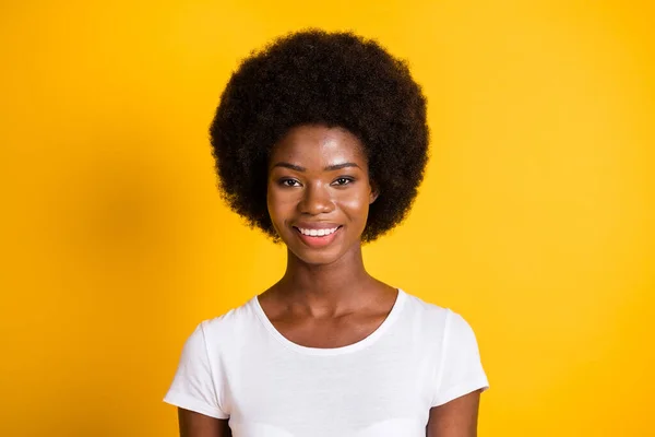 Foto porträtt av ung afrikansk amerikansk student ler bär vit t-shirt isolerad på ljusa gula färgade bakgrund — Stockfoto