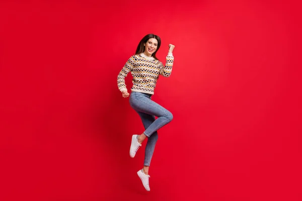 Pełna długość ciała rozmiar zdjęcie skacząc do dziewczyny gestykulując jak zwycięzca śmiejąc się odizolowany jasny czerwony kolor tła — Zdjęcie stockowe