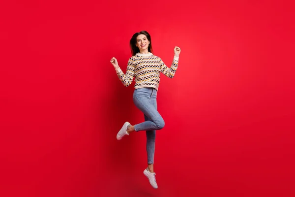 Pełna długość ciała rozmiar zdjęcie dziecinne nieostrożna dziewczyna skoków gestykulując jak zwycięzca izolowane żywy kolor tła — Zdjęcie stockowe