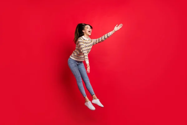 Pełna długość ciała rozmiar zdjęcie dziewczyny w sweter skacząc wieje cyklon wiatr krzycząc głośno odizolowany żywy czerwony kolor tło — Zdjęcie stockowe