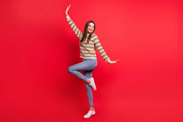Pełna długość ciała rozmiar zdjęcie szczęśliwej dziewczyny tańczącej na podłodze na imprezie w swetrze odizolowany żywy czerwony kolor tła — Zdjęcie stockowe