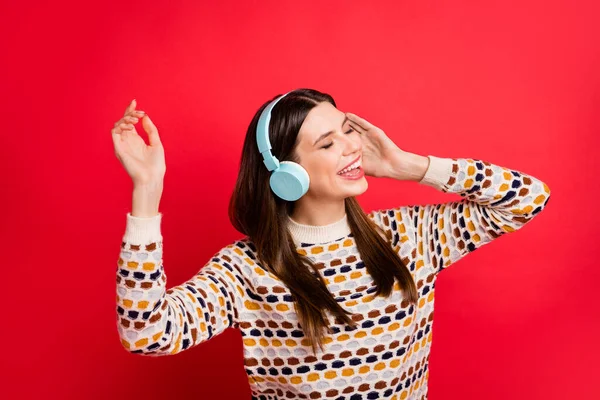 Retrato fotográfico de cantante femenina positiva en auriculares que interpretan una canción pop de éxito aislado fondo de color rojo brillante — Foto de Stock