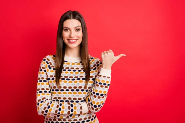 Фотопортрет веселой девушки, показывающей большой палец пустое пространство улыбаясь изолированные ярко-красный цвет фона — стоковое фото
