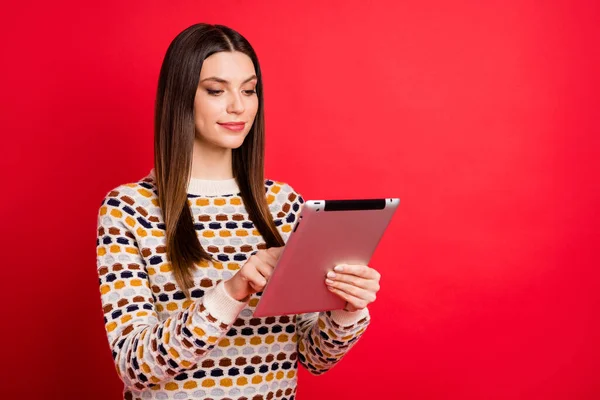 Portrait photo de jolie étudiante utilisant tablette e-reader souriant isolé couleur rouge vif arrière-plan — Photo