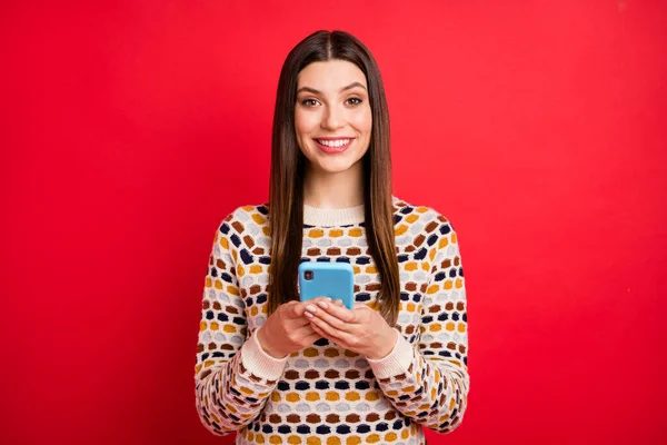 Retrato de otimista tipo menina agradável telefone desgaste suéter colorido isolado no fundo de cor vermelha — Fotografia de Stock