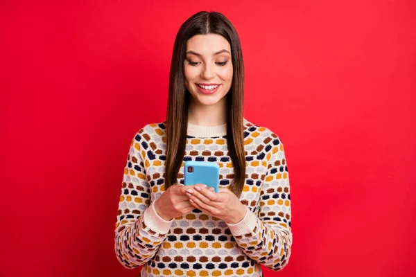 Портрет оптимистичной милой девушки типа телефона носить красочные свитера изолированы на красном фоне цвета — стоковое фото