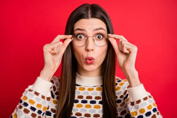 Retrato de impressionado agradável menina dedos óculos desgaste colorido suéter isolado na cor vermelha fundo — Fotografia de Stock