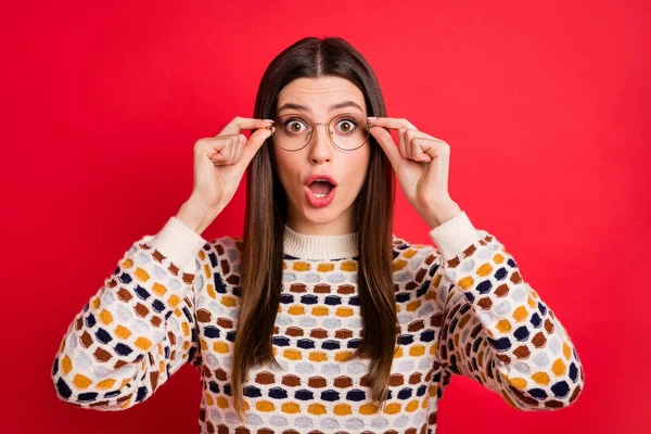 Portret pod wrażeniem ładne dziewczyny palce okulary otwarte usta nosić kolorowy sweter izolowany na czerwonym tle kolor — Zdjęcie stockowe