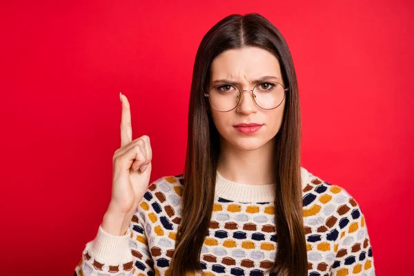 Портрет грустной девушки палец вверх носить очки красочные свитер изолирован на красном фоне — стоковое фото