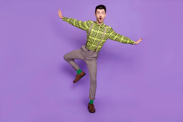 Full size foto di giovani scioccato sorpreso uomo sorpreso ballare tenere per mano come le ali isolate su sfondo di colore viola — Foto Stock