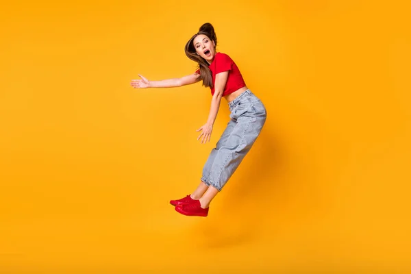 Πλήρης φωτογραφία πλευρά του σώματος του άλματος κυρία δείχνει ρομπότ κινήσεις φορούν κόκκινα παπούτσια κορυφή των καλλιεργειών τζιν απομονωμένο κίτρινο χρώμα φόντο — Φωτογραφία Αρχείου