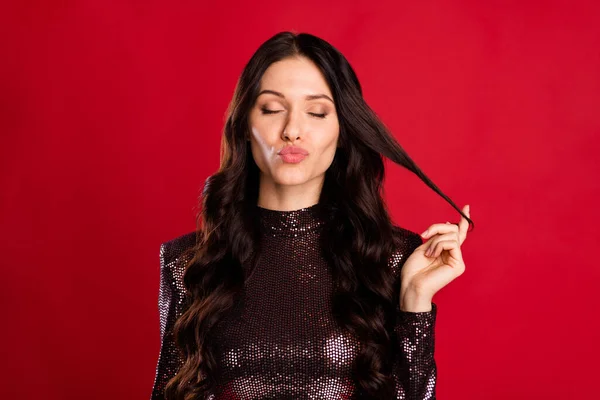 Foto de penteado bastante ondulado pessoa olhos fechados beijar lábios dedo brincar com a cauda do cabelo isolado no fundo de cor vermelha — Fotografia de Stock