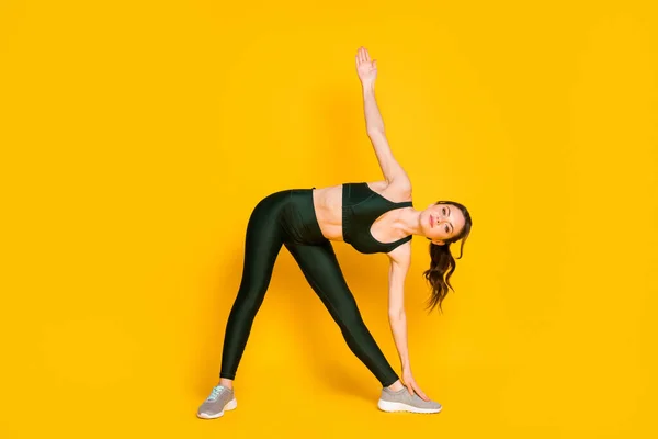 Volledige foto van actieve sportieve meisje stretch handen spieren hellen slijtage slipje bijgesneden top geïsoleerde heldere kleur achtergrond — Stockfoto