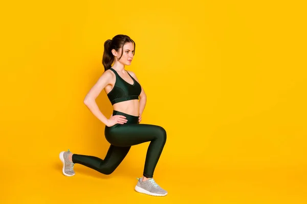 Volledige lichaamsomvang uitzicht op mooie sportieve meisje trainer doen sit-ups gezond leven geïsoleerd over helder gele kleur achtergrond — Stockfoto
