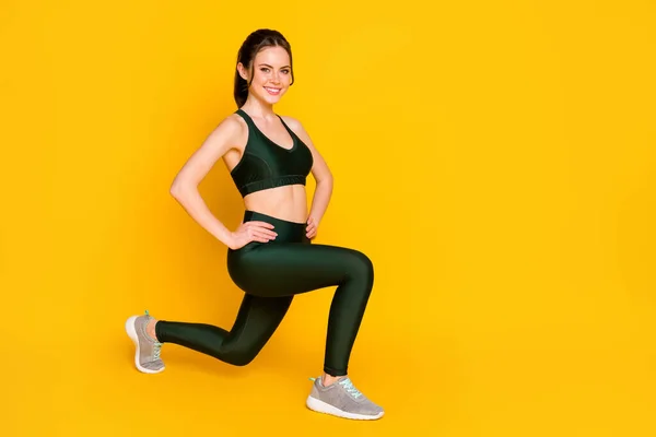 Volledige lichaamsomvang uitzicht van mooie vrolijke sportieve inhoud meisje trainer coacher doen sit-ups geïsoleerd over helder gele kleur achtergrond — Stockfoto
