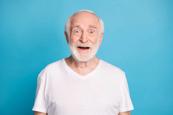 Pastel mavi renkli arka planda izole edilmiş şaşırmış yaşlı bir adamın fotoğrafı. — Stok fotoğraf