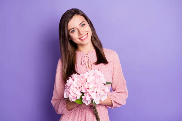 Πορτρέτο του ωραίο χαριτωμένο χαρούμενο κορίτσι κρατώντας στα χέρια ροζ λουλούδια απομονώνονται σε φωτεινό βιολετί φόντο χρώμα — Φωτογραφία Αρχείου