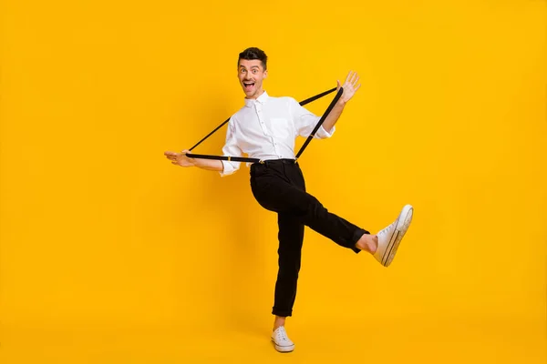 Full length body size άποψη του αστείου χαρούμενο τύπο που χορεύει τραβώντας τιράντες διασκεδάζοντας απομονωμένη πάνω από φωτεινό κίτρινο χρώμα φόντο — Φωτογραφία Αρχείου