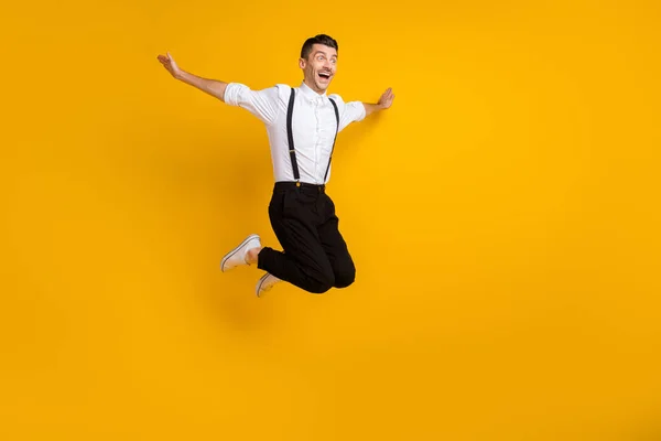 Full size corpo foto salto uomo sognante giocoso immaginare di volare come aereo pazzo isolato su sfondo di colore giallo brillante — Foto Stock