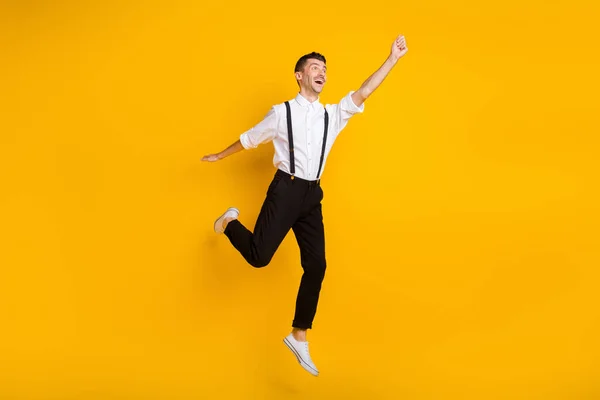 Full length body size photo jumping dreamy man keeeeping hand up φαντάσου ομπρέλα απομονωμένη σε έντονο κίτρινο χρώμα φόντο — Φωτογραφία Αρχείου