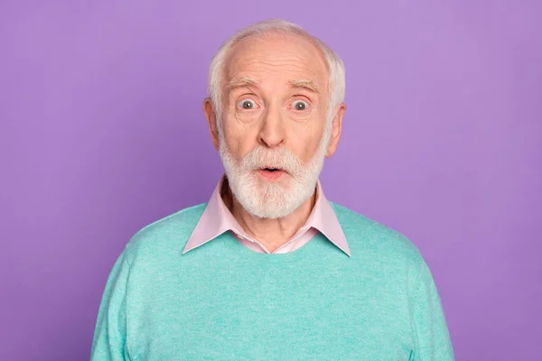 Fénykép portré csodálkozó megdöbbent öregember visel türkiz pulóver bámult nyitott száj elszigetelt pasztell ibolya színű háttér — Stock Fotó