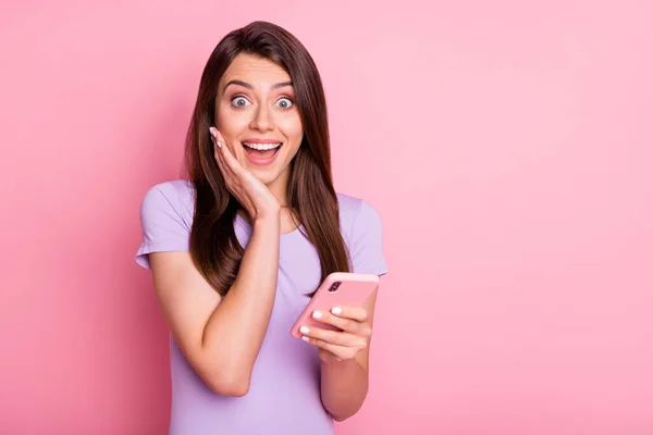 Retrato de menina surpreendida segurar telefone boca aberta capa bochecha desgaste casual isolado no fundo cor-de-rosa — Fotografia de Stock