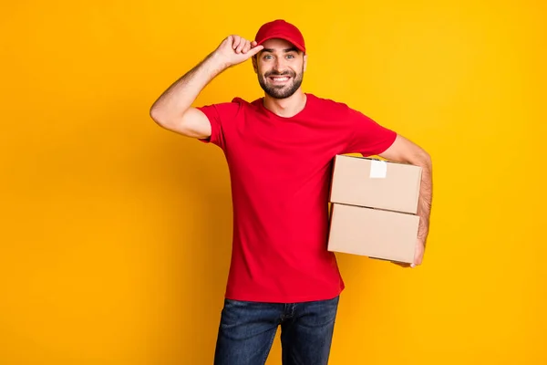 Foto di consegna fiducioso uomo indossare vestito rosso tenendo marrone scatola mano braccio tappo isolato colore giallo sfondo — Foto Stock