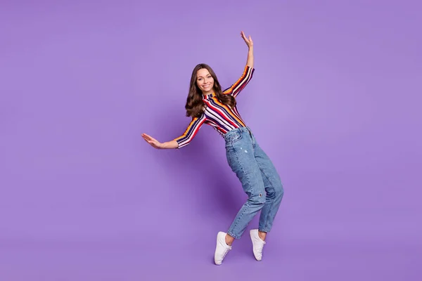 Full length body size φωτογραφία της χαρούμενης γυναίκας που χορεύει περνώντας ελεύθερο χρόνο απομονώνονται σε ζωντανό μωβ φόντο χρώμα — Φωτογραφία Αρχείου