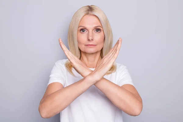 Photo portrait of old lady showing crossed hands telling you to stop isolated on grey colored background — Stock Photo, Image