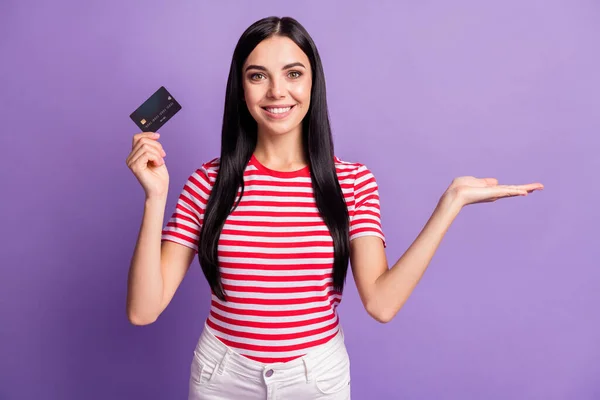 Neşeli genç bayanın fotoğrafı boş yer tutuş kartı menekşe rengi arkaplanda izole edilmiş kredi sunar — Stok fotoğraf