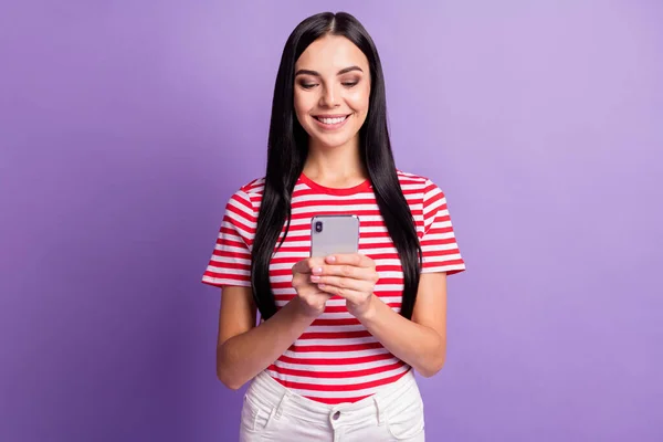 Mutlu genç bir kadının fotoğrafı. Tut telefonu bağımlısı, menekşe rengi arka planda izole edilmiş. — Stok fotoğraf