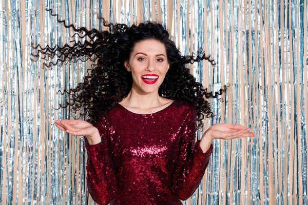 Foto de linda pessoa engraçada braços jogando cabelo sorriso do dente olhar câmera isolada em pano de fundo brilhante — Fotografia de Stock