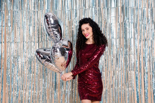 Foto de jovens muito charmoso feliz sorridente menina segurar balões celebrar aniversário isolado no fundo brilhante — Fotografia de Stock