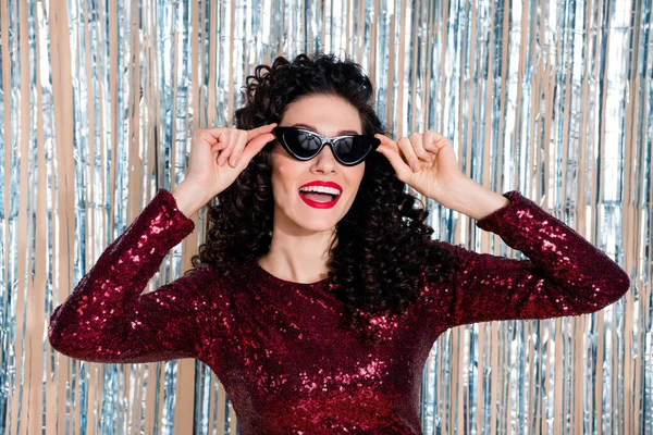 Foto de jovem bonita encantadora feliz sorrindo menina positiva em óculos de sol desfrutando fim de semana isolado em fundo brilhante — Fotografia de Stock