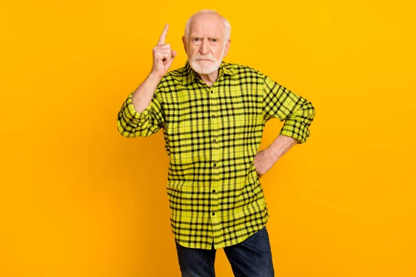 Foto de hombre viejo estricto serio abuelo regaño culpa castigo enojado aislado sobre fondo de color amarillo — Foto de Stock