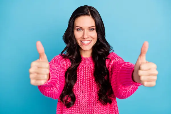 Foto di affascinante bella giovane signora fare pollici su buona qualità consiglia isolato su sfondo di colore blu — Foto Stock