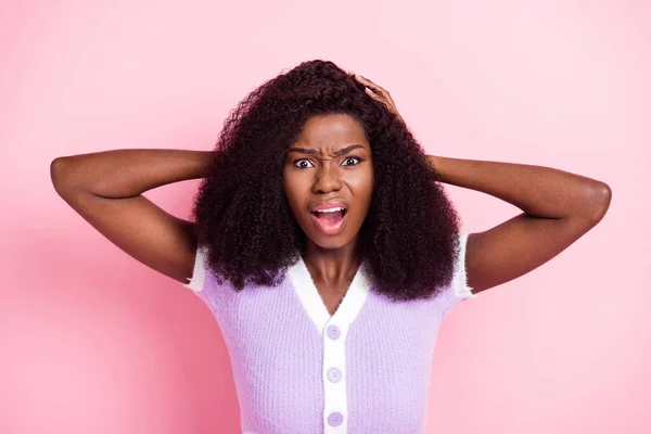 Ritratto di attraente furiosa ragazza dai capelli ondulati selvatici rimproverando cattiva reazione isolata su sfondo rosa pastello — Foto Stock