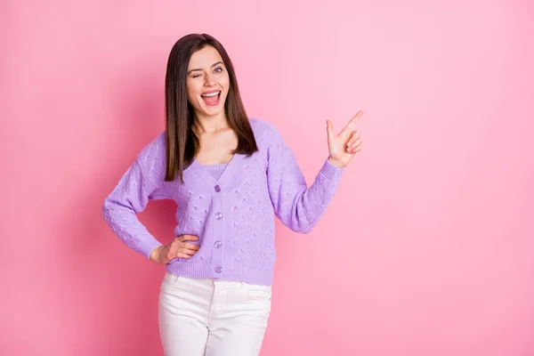 Фотографія оптимістичної точки зору дівчини порожній простір блимає штани з бузковим светром ізольовані на рожевому кольоровому фоні — стокове фото