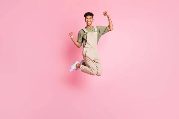 Tamanho total do corpo foto de cara em geral saltando alto gesto como vencedor rindo isolado no fundo cor-de-rosa pastel — Fotografia de Stock