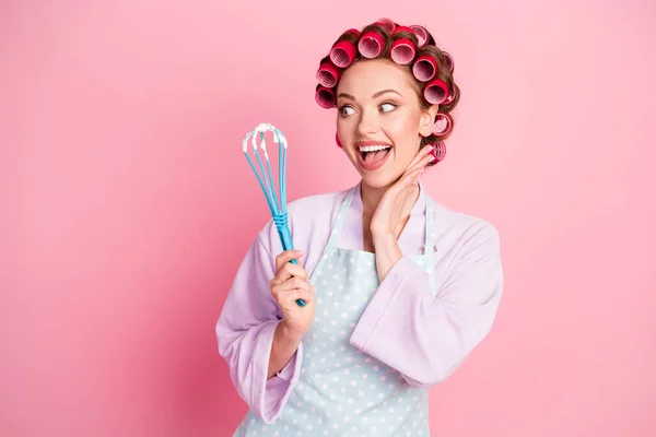 Foto van verrast huisvrouw gekleed violet badjas rode rollen met op zoek blauwe garde geïsoleerde roze kleur achtergrond — Stockfoto